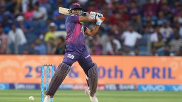 Dhoni shows his class as Pune beat Hyderabad